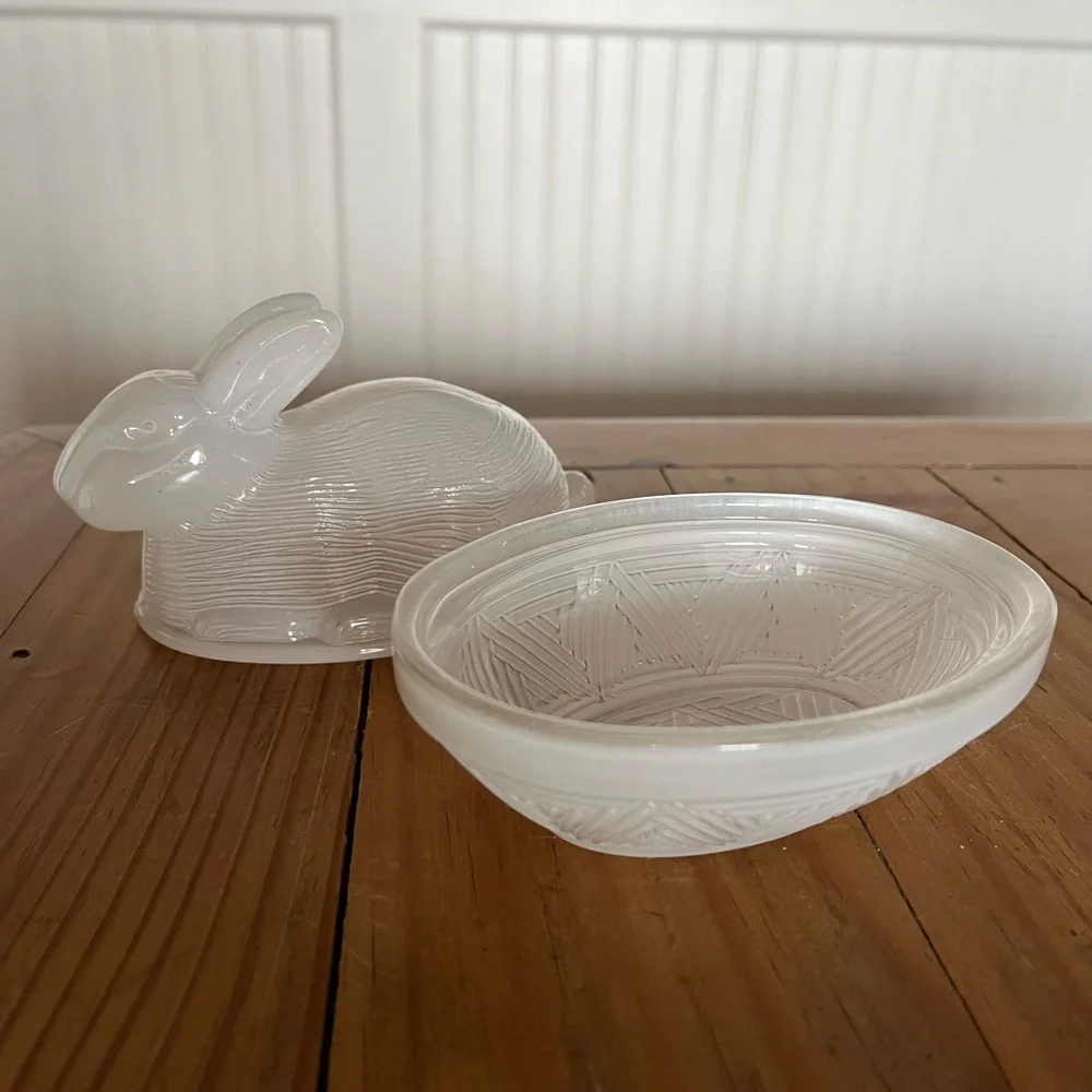 Target Bullseye Glass Easter Rabbit in a Nest Covered Dish